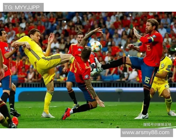 足球明星亲临篮球赛场为比赛增添精彩瞬间